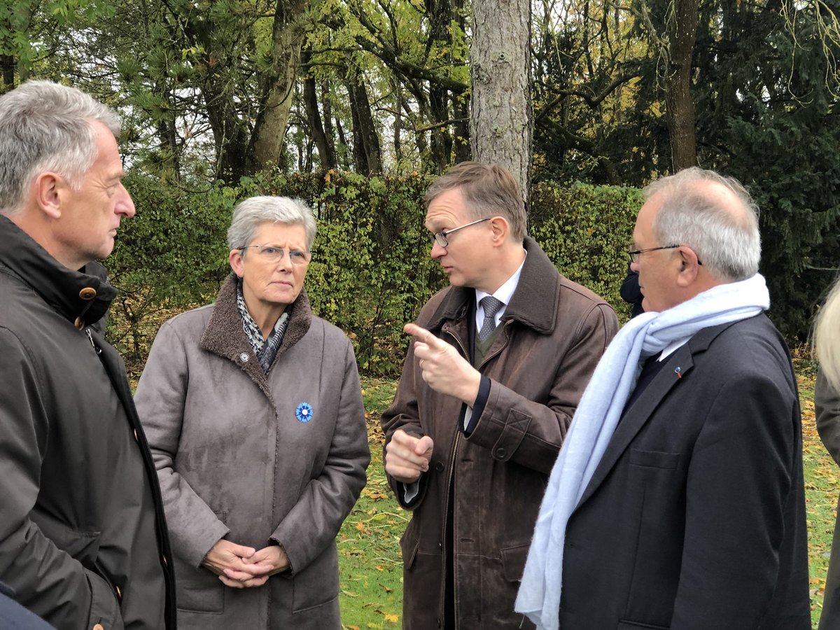 Visite de la Boisserie à l’occasion du 47e anniversaire de la mort du général de Gaulle, en présence de Geneviève Darrieussecq <a href="/gdarrieussecq/">Geneviève Darrieussecq</a> secrétaire d’État auprès du ministère des Armées. Avec Jacques Godfrain et <a href="/MarcFosseux/">Marc Fosseux</a> de la Fondation @web2_gaulle