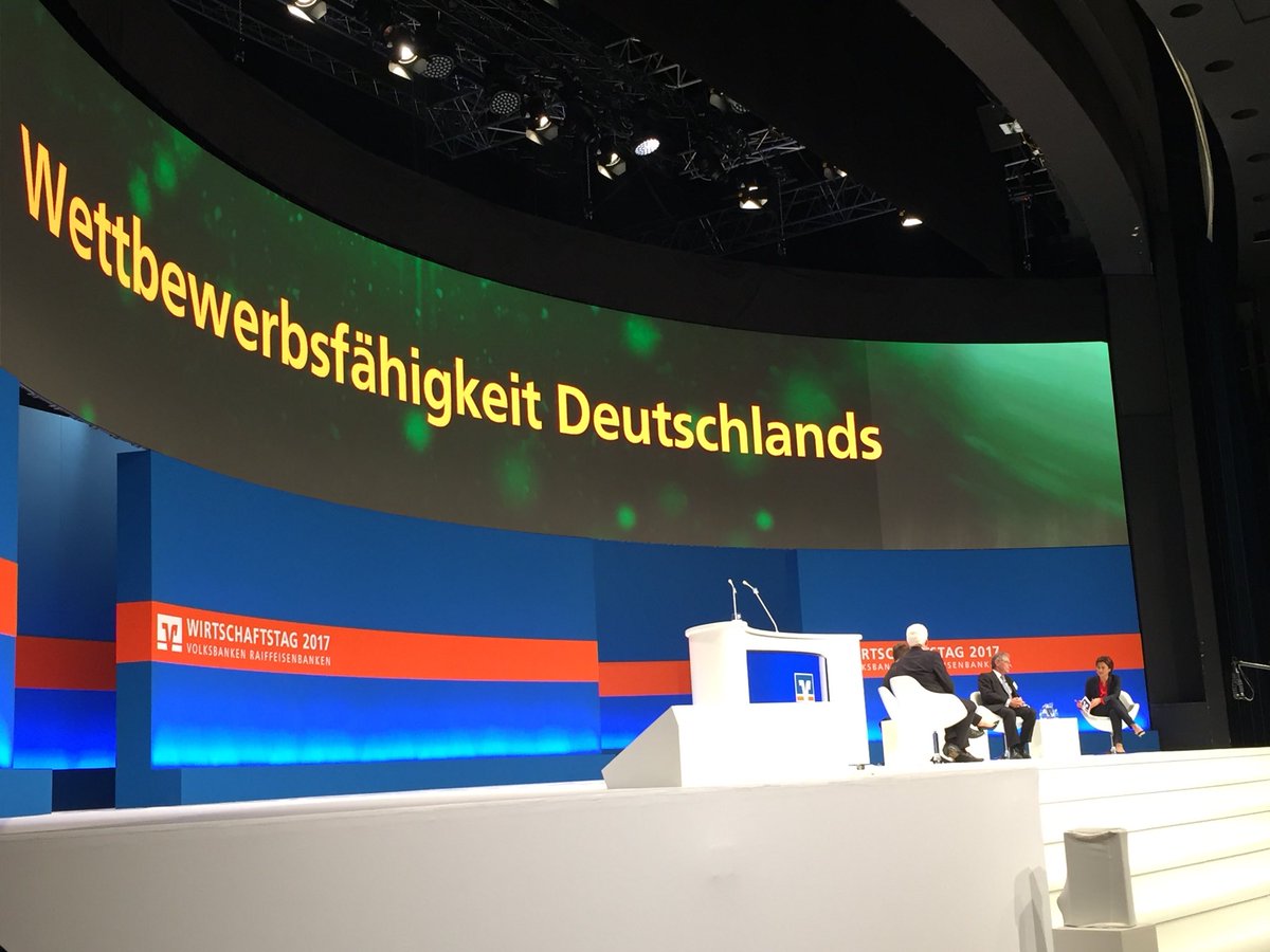 dzbank's tweet photo. „#Mittelstand würde gerne an #Digitalisierung teilnehmen, aber in Deutschland mangelt es an Teilhabe“@linuzifer vom #chaoscomputerclub auf Panel bei #wt17 https://t.co/DmQGVNRzKN