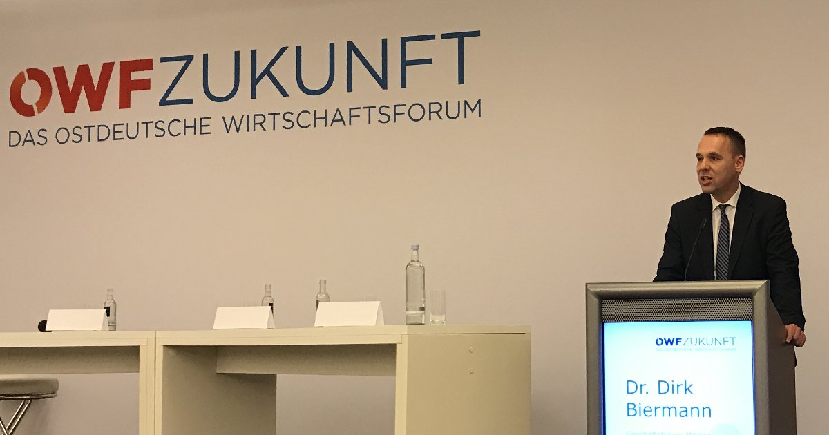 50Hertzcom's tweet photo. #50Hertz-CMO Dirk Biermann beim Ostdeutschen Wirtschaftsforum: Neue Energiewelt erfordert #Netzausbau, Gaskraftwerke als Backup für volatile #Erneuerbare & zusätzliche Flexibilitäten. #ÜNB-#VNB-Kooperation & #Digitalisierung dafür unabdingbar. @davosdesostens @enviam #owf2017 https://t.co/PBPQllZLdJ