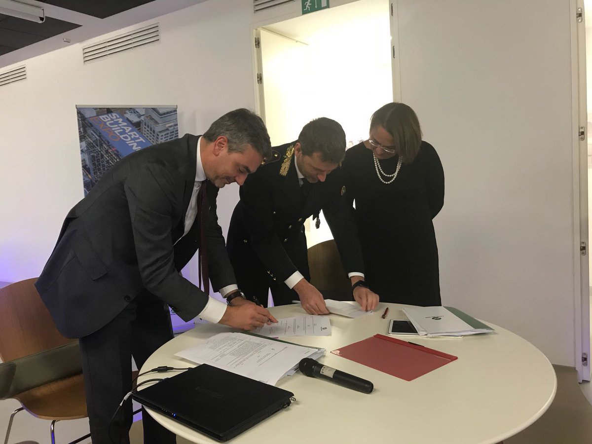 FieraMilanoSpa's tweet photo. #Sicurezza: @FieraMilanoSpa e @ComuneMI firmano protocollo.   Insieme per costruire conoscenza e informazione, insieme per creare consapevolezza.

#Conferenzastampa #Sicurezza2017 @SICUREZZA2017 https://t.co/Do3Ma5EHpn