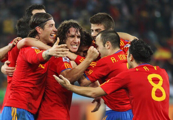 PabloIglesias's tweet photo. Piqué tenía todo el derecho a criticar a Rajoy y Sergio Ramos tiene todo el derecho a mandarme a dormir. 

Hay futbolistas indepes, de derechas, de izquierdas, gays, heteros... Como en todas partes. Que opinen lo que les parezca es normalidad democrática. 

Y que gane la roja 😊 https://t.co/nbhHmlhegM