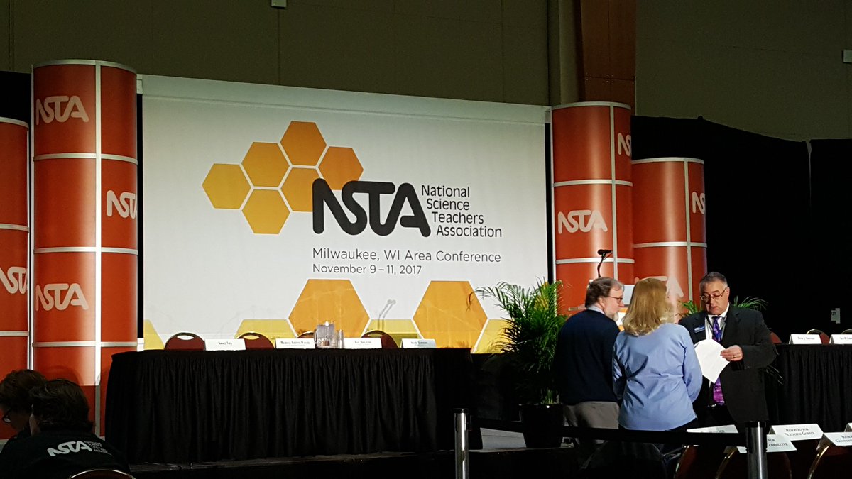 CLSChem's tweet image. Hanging out in Milwakuee today at the #NSTA2017 conference. #CLSEngaged #LifeLongLearner #NerdLife