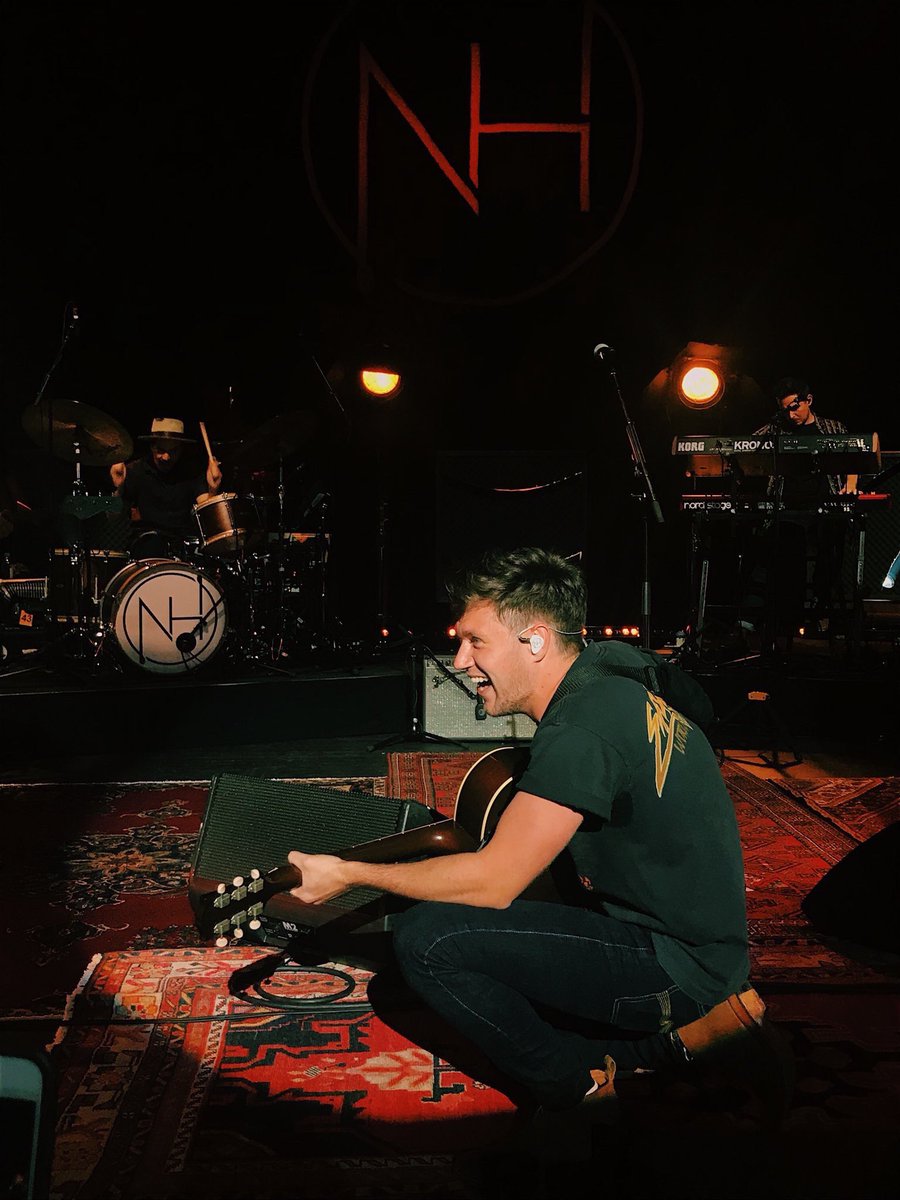 OhNo1_D's tweet photo. "Todas las canciones significan mucho para mí. Las escribí en el living de mi casa. Con la guitarra en mano" —Niall. https://t.co/5UhrUplIP0