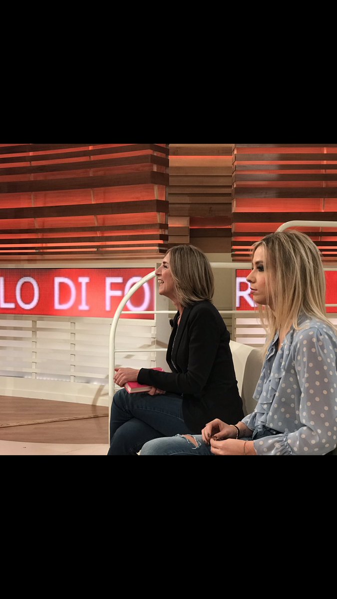 ninaoraloso's tweet photo. Oggi @barbaracappi1 è tornata a trovarci a @forummediaset per il nuovo libro #leletteredianna ha seguito e commentato le cause ci ha detto ke le abbiamo portato fortuna ☘️ grazie @CePostaPerTeOff @tusiquevales_it @social_mediaset https://t.co/EWWOiieBAO