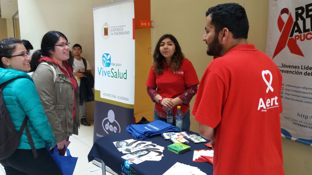 DAEPUCV's tweet photo. @red_alerta en el edificio de la Escuela de Ingeniería Química entregando información en el marco de la conmemoración del DÍA MUNDIAL DEL SIDA (21 nov)  #vivesaludpucv #daepucv #somospucv #pucv https://t.co/sYrNYNCKbe