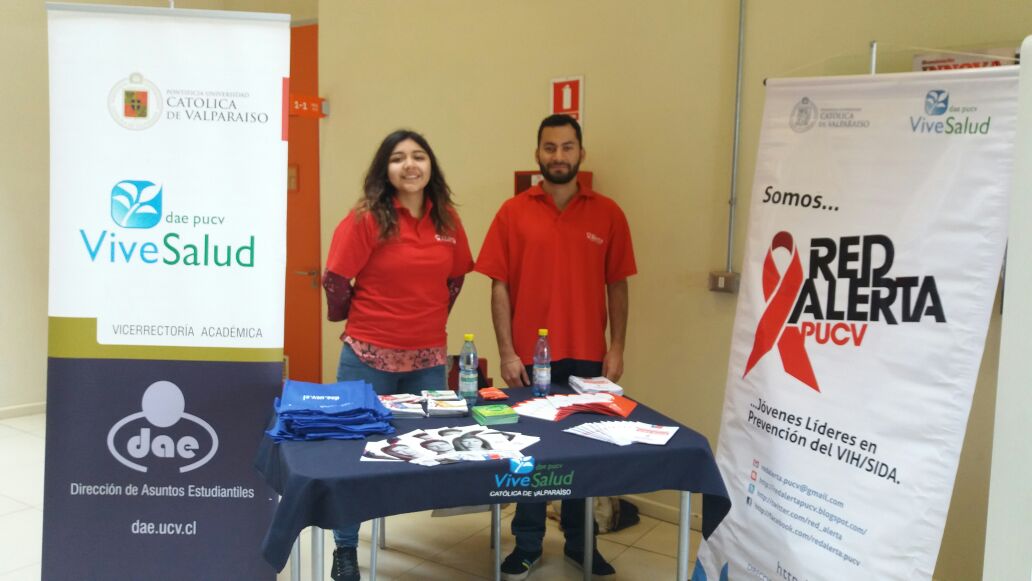 DAEPUCV's tweet photo. @red_alerta en el edificio de la Escuela de Ingeniería Química entregando información en el marco de la conmemoración del DÍA MUNDIAL DEL SIDA (21 nov)  #vivesaludpucv #daepucv #somospucv #pucv https://t.co/sYrNYNCKbe