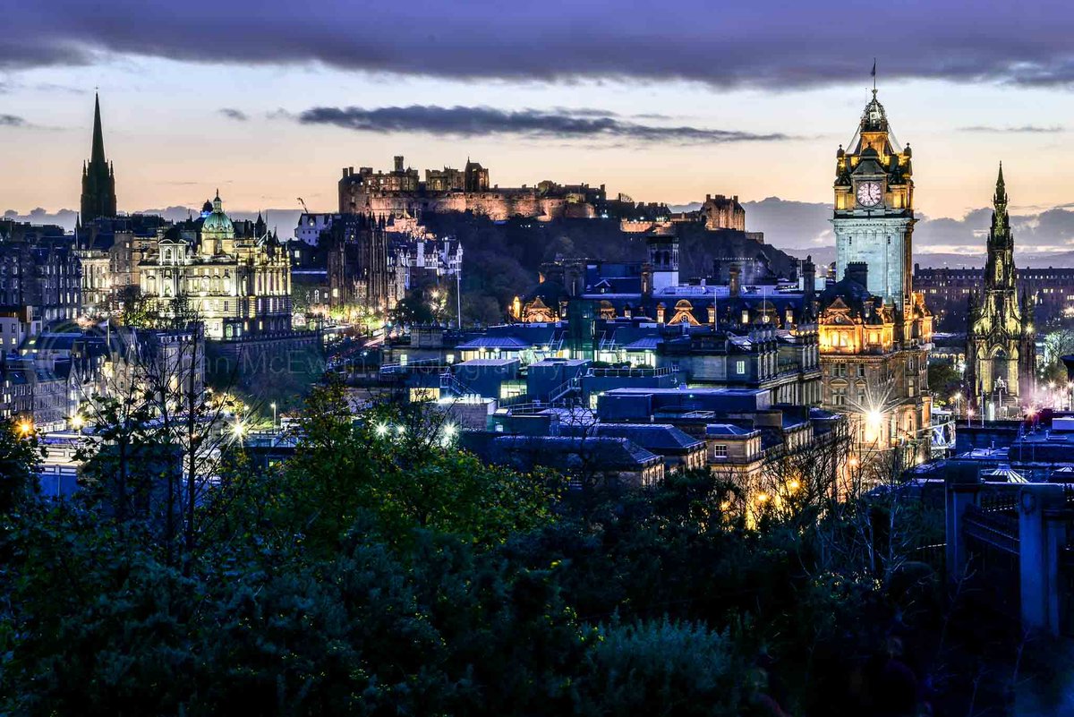 Snapped this on Tuesday this week. A classic #Edinburgh scene but love the way the colours came out! My new favourite picture!