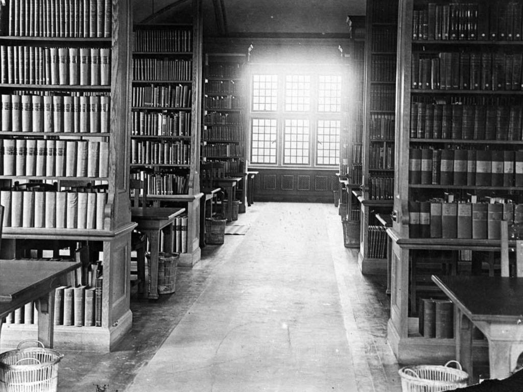 UniRdg_Alumni's tweet photo. This week’s #tbt is to the beautiful London Road Library in the 1940s 📚

Libraries are central to student life, an… https://t.co/pMIcVigZAw https://t.co/UwqaOORWXw