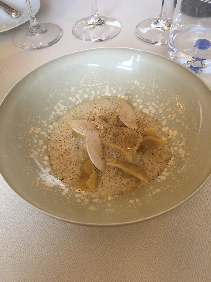 wearesommos's tweet photo. Mjam 🤤! Fabelachtig paddo-vega-pastagerecht van @rest_grlantaarn Jarno met wijnen van @podereforte. Dank @Vinites ! En @parkheuvel voor de gastvrijheid en het zalige ree https://t.co/eBpzIeWTvQ