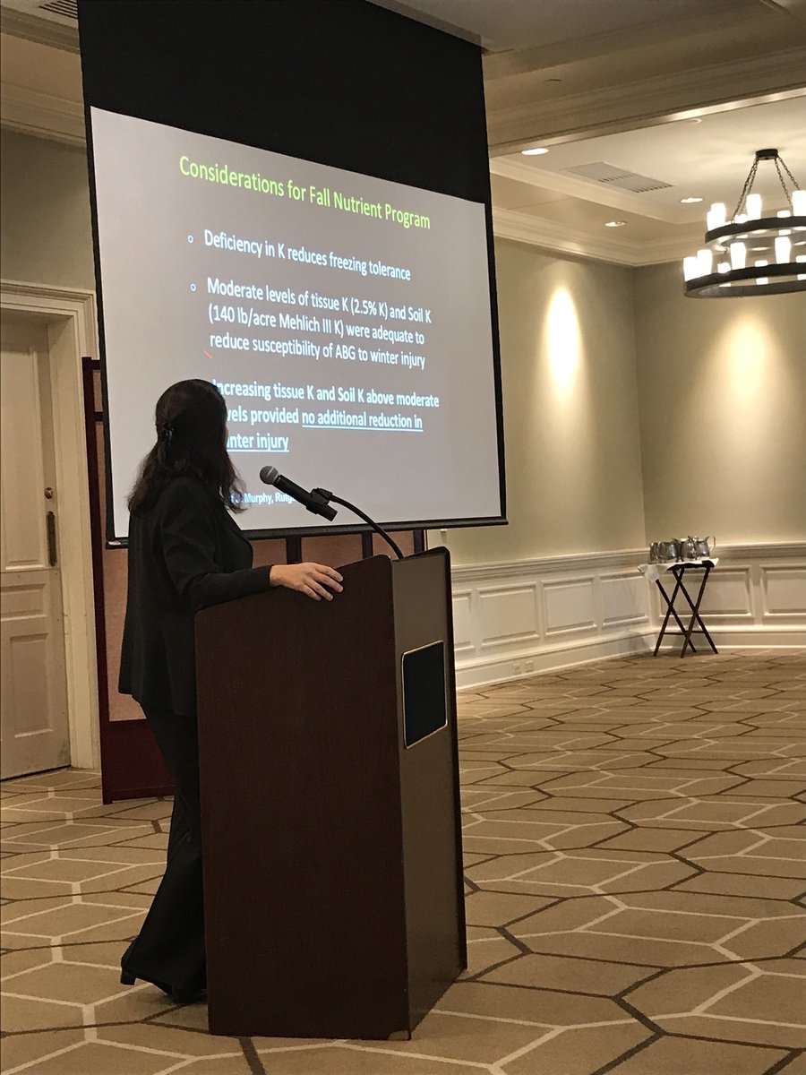 MetGCSA's tweet photo. @mdacostaUMASS presents “Strategies to help avoid freezing your crowns off” #crownhydration #fallseminar @PlantFoodCo @MetGCSA @CAGCS1929 https://t.co/IpPsgV3ZuN