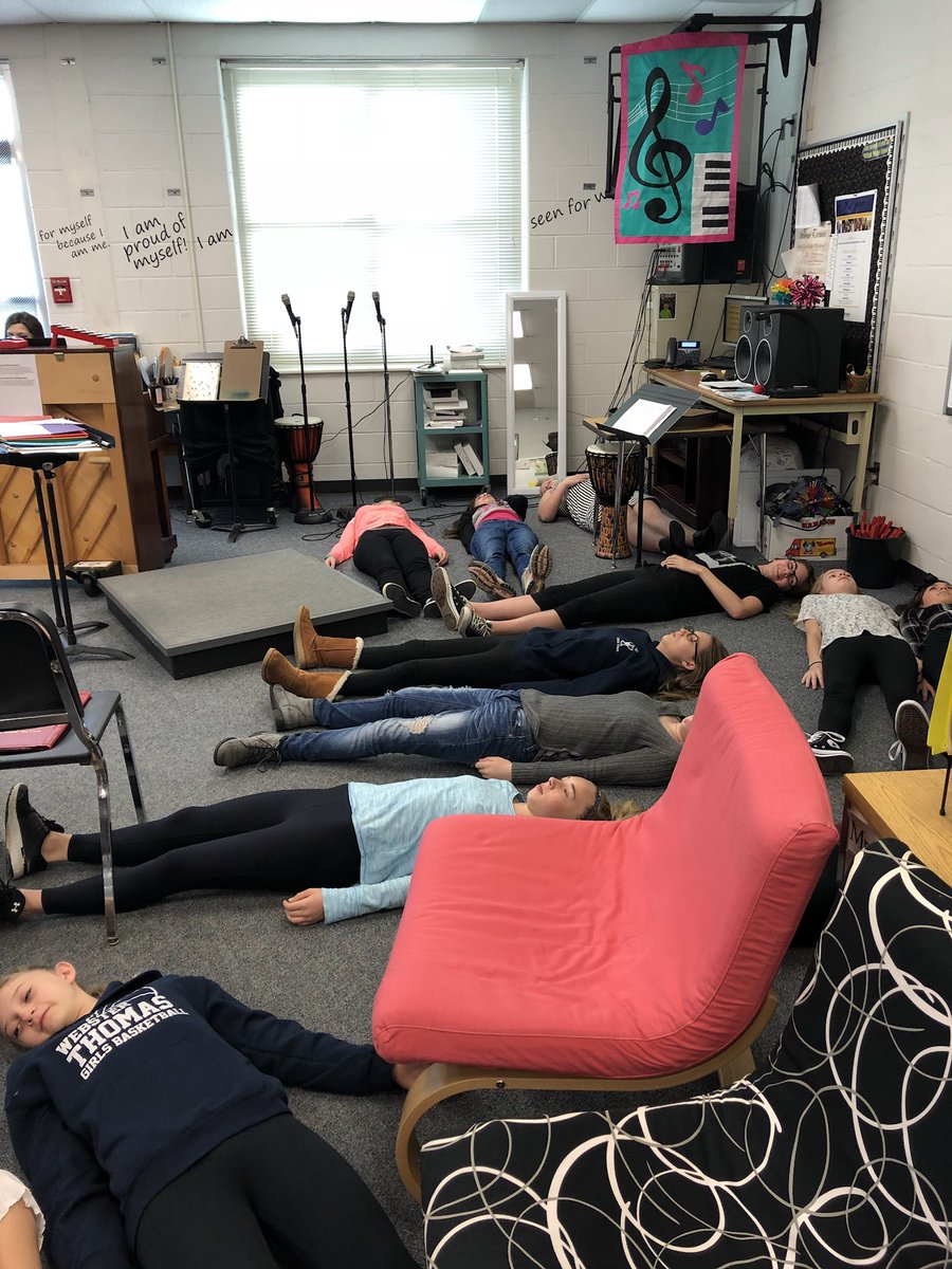 Ms_K_Thompson's tweet photo. @WillinkMusic 7th grade ladies chorus working on diaphragmatic breathing! https://t.co/Y2LtLNNn0L