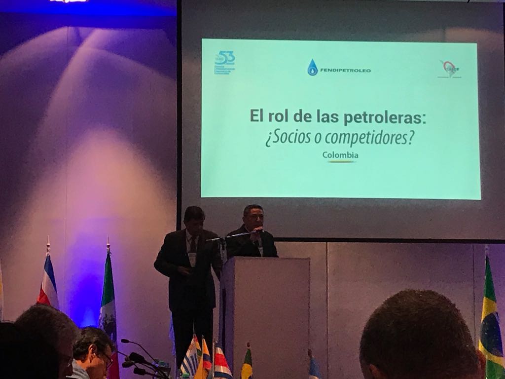 SodicomOficial's tweet photo. En #CLAEC #Colombia @fendinaloficial hace su presentación en estos momentos: El rol de las pretroleras, ¿Socios o competidores? #Sodicom asiste, evento de interés para los distribuidores minoristas de combustible. Desde Bs. As. https://t.co/Bahjv6zqG2