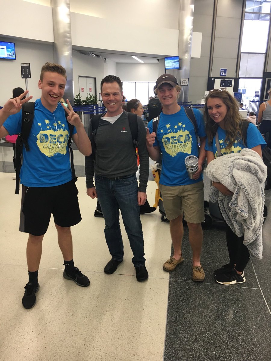_Kylie_Lyn's tweet photo. #DECAMonth Day 9: Throwback to when my dad left for a business trip the same day DECA Chapters were flying to Anaheim for ICDC 2017, and he took a picture with these DECA Members at the airport like a true #DECADad! #LimitlessConnections https://t.co/t0RXgDoHWf