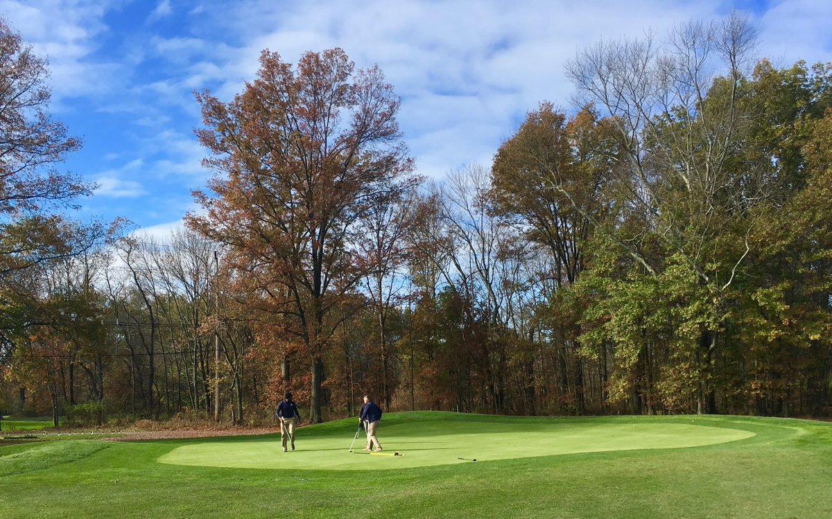 FertNdirtJack's tweet photo. Juan Casiano striping it down his stripes #6to12. Course looks amazing, greens are mint! #FunRoundofGolf #ThankYouJuan #SmartSuper https://t.co/StrJP07k9I