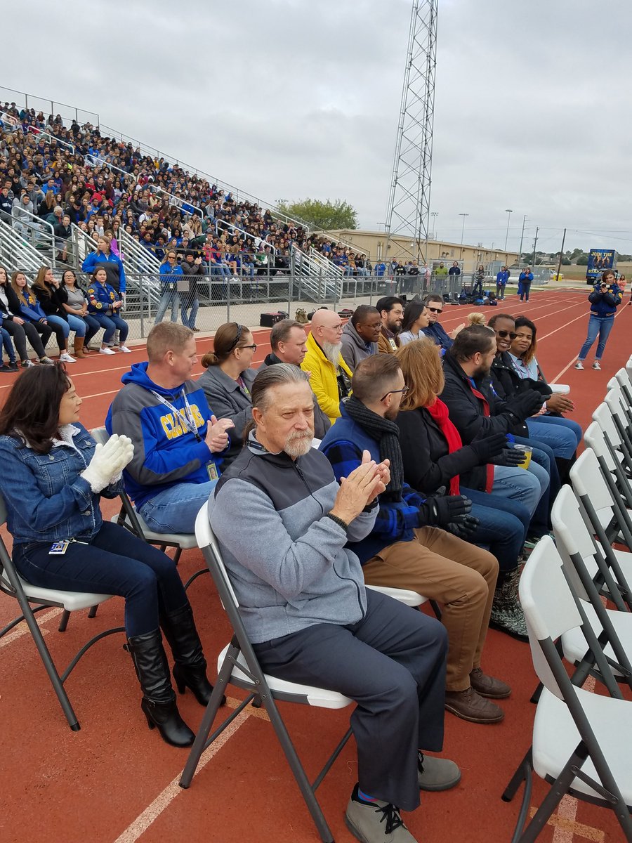 CwardSCUC's tweet photo. Thank you for your service!  @SamuelClemensHS 💙💛 we recognize our Veterans! 🇺🇸 https://t.co/z2VS60r2Nf