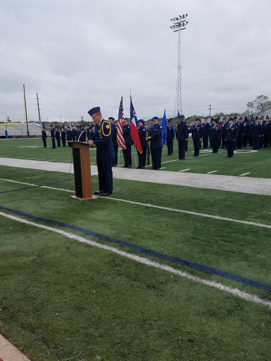 CwardSCUC's tweet photo. Thank you for your service!  @SamuelClemensHS 💙💛 we recognize our Veterans! 🇺🇸 https://t.co/z2VS60r2Nf