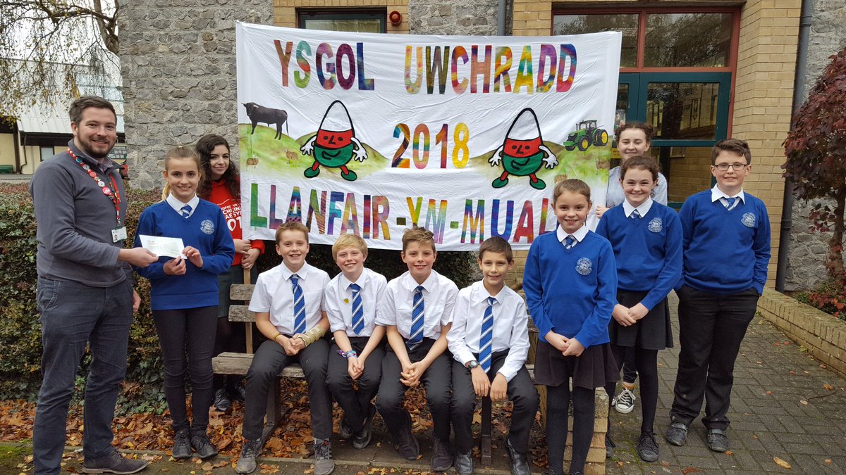 IonwenS's tweet photo. @BuilthHS yn derbyn siec am ennill cystadleuaeth creu baner hyrwyddo @EisteddfodUrdd 2018 @UrddBaM https://t.co/ljlDZCRLyj