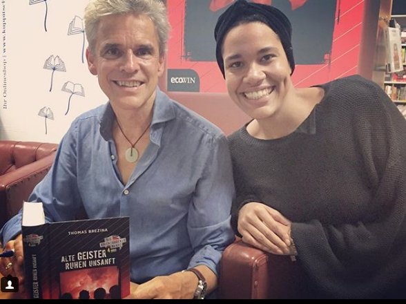 radiofm4's tweet photo. Was erwartet uns im neuen #KnickerbockerBande-Buch für Erwachsene. Und: Gibt es eine Fortsetzung? 👀 Interview mit @_ThomasBrezina_: https://t.co/EwQRZCDljB https://t.co/6BB61Bqiom