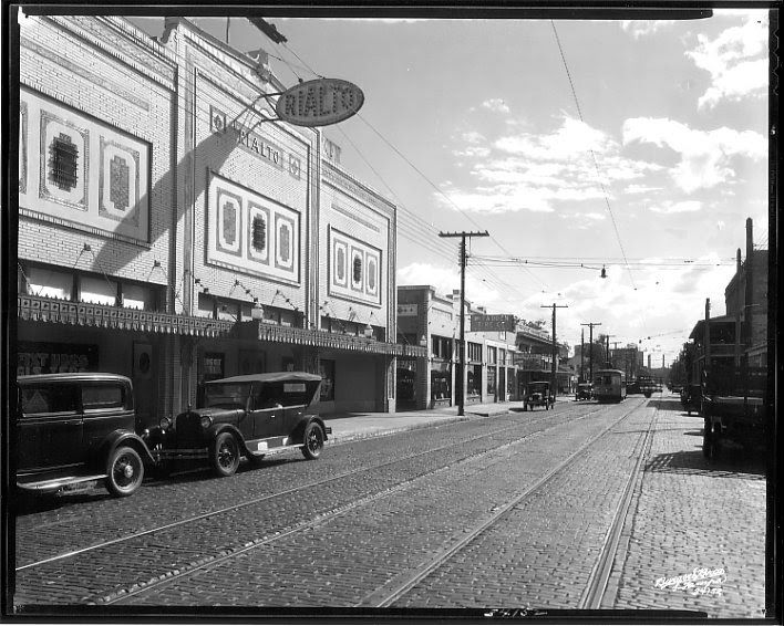 RialtoTampa's tweet photo. This #tbt is a look into what the theatre looked like in her 1920's glory! Ain't she a beaut? #yellowbrickrow #tampaheights #historic https://t.co/UPoqvisJy5