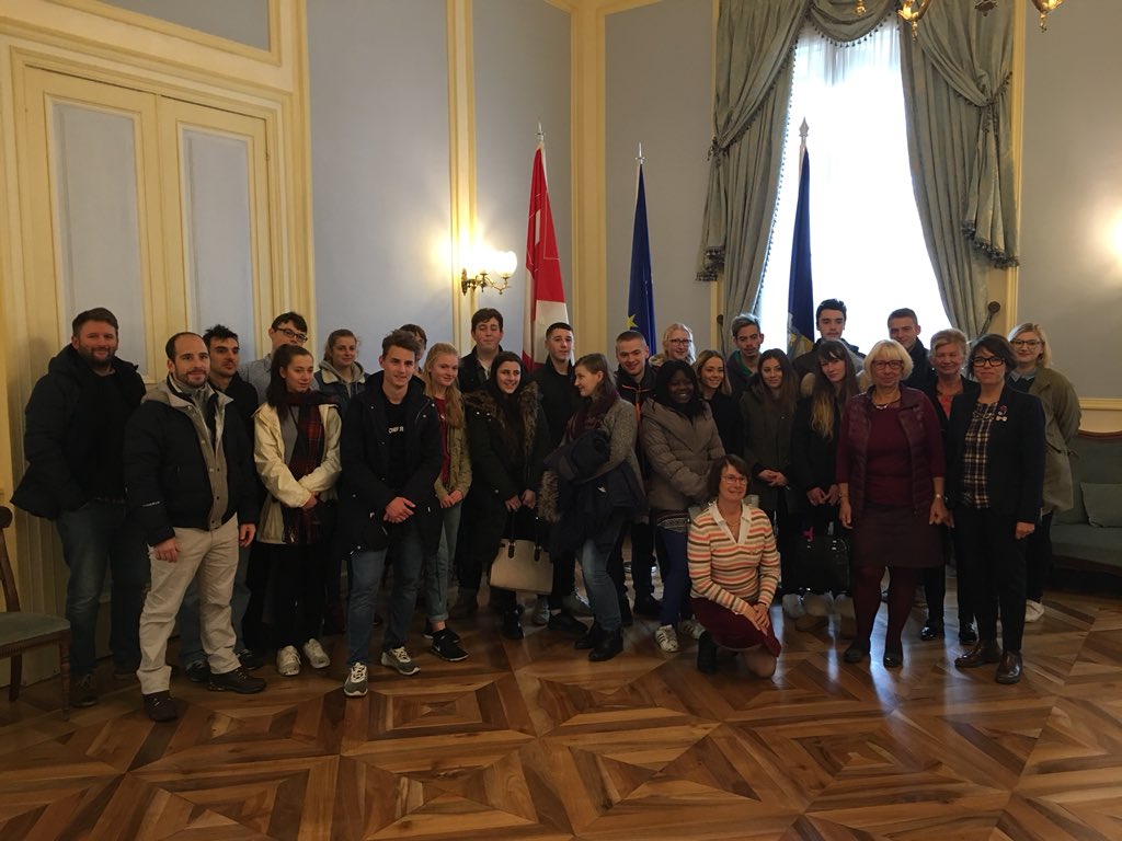 Gloscol_SU's tweet photo. .@Gloscol catering students and their hosts at the CFA de Groisy meeting the Deputy Mayor of Cheltenham’s twin town Annecy https://t.co/E8IBqVQBj1