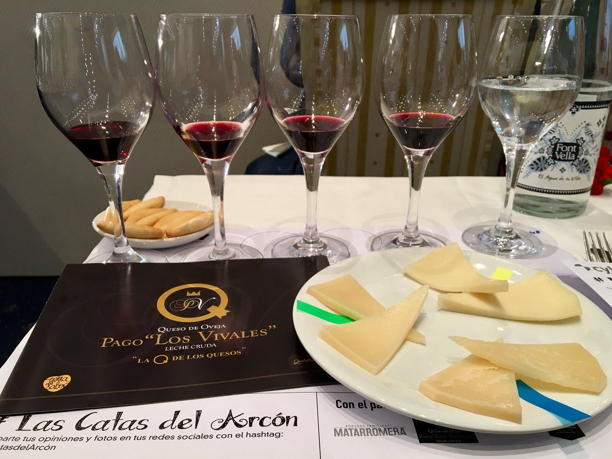 fretigan's tweet photo. Es el turno de los quesos de leche cruda de oveja @Pagolosvivales mención especial al gran reserva 🧀#Cheesilicious #CheesusChrist un acompañante ideal para los vinos de @Matarromera 🍷 en directo desde #LasCatasdelArcon https://t.co/9VYU0ajpWu