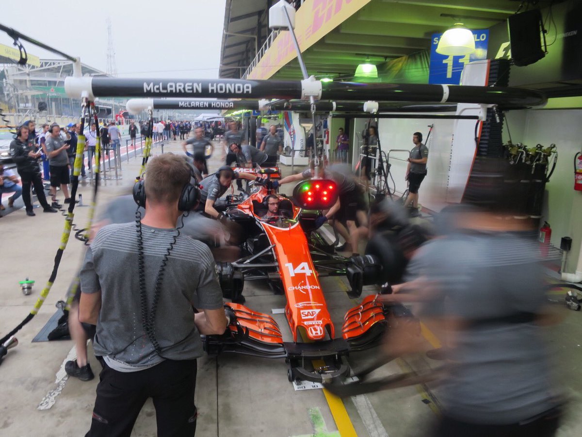 McLarenF1's tweet image. Wrapping up Thursday in São Paulo with some pitstop practice. 💪 #BrazilGP 🇧🇷