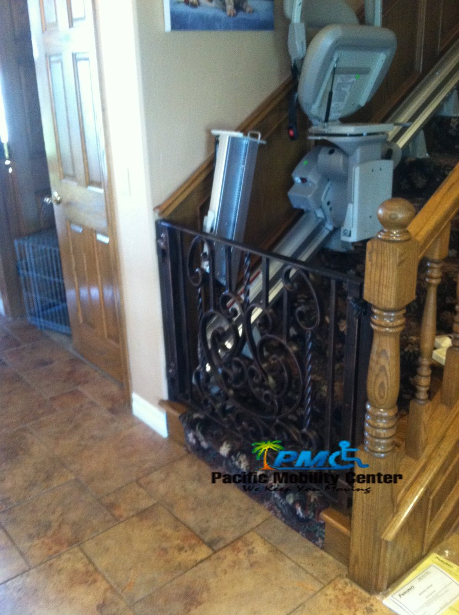 PMCIncorporated's tweet photo. #Folding rail stairlift in beautiful #Temecula home. #PacificMobility #AgeInPlace #Bruno #BetterWithBruno https://t.co/VzNk1XlrPL
