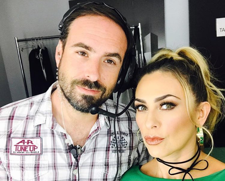 Arambula_News's tweet photo. RepostBy @aracelyarambula: 
"#Arafamilia muchos besos desde mi grabación ! Aquí con un tío shuper majo !!! Jolineeesss !! Que me ha cambiaaaooo la vida  mi Javi 🙊😍😂👫😘😘😘💋❤️ 💁@javirojophoto 😘😘" https://t.co/cAaG2oja2X