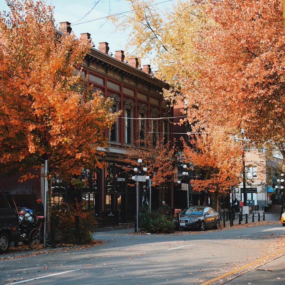 blurealty's tweet photo. Regram 📸 Nick any on this amazing shot of one of our favourite hoods #gastown 👌🏽
#blurealty #Teamblurealty #TeamBuilding #DowntownVancouver #EastVan #Vancouver #ArtGallery #Facade #Dunbar #Kitsilano #RealEstateAgents #RealEstate #YouCanLiveHere #VancityHype #Gastown https://t.co/sWnfEYC0um