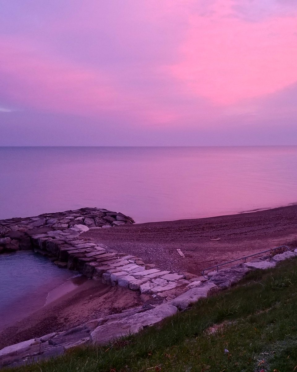 carleekat's tweet photo. #redskywarning became #fuschia? in the time it took to get dressed and run down to the beach this a.m..
#sailorswarning #ONStorm https://t.co/MCZMpiPw9e