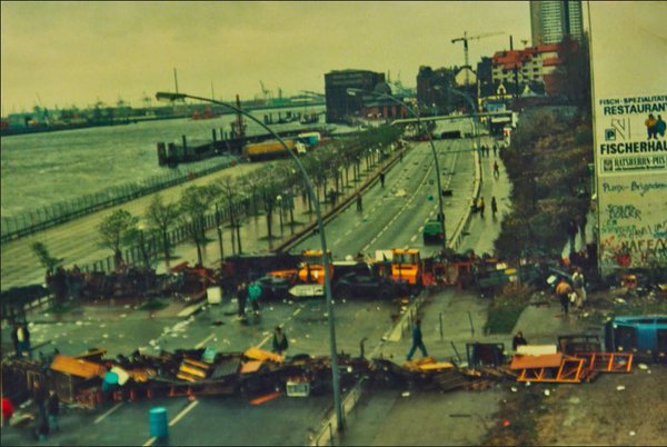 RadicalPast's tweet photo. Heute vor 30 Jahren: Die Häuser an der Hafenstraße in Hamburg werden mit Barrikaden gesichert. https://t.co/tKq4QNJVfK
