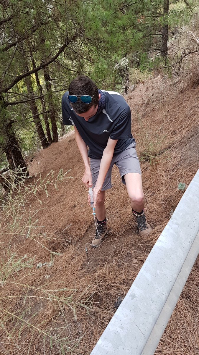 Geology_Kev's tweet photo. Only real #geologists risk their lives for science! @GeoTenerife @GeoIntern @involcan #geology #barrierswontstopus https://t.co/lORR6Dns1x