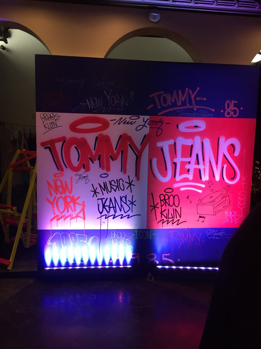 WeArePUM's tweet photo. La colección cápsula de #TommyJeans está disponible en @CommonPeopleMex ¡corran a conocerla! Está muy 90s. #TommyHilfiger https://t.co/VN6Te9fpCy