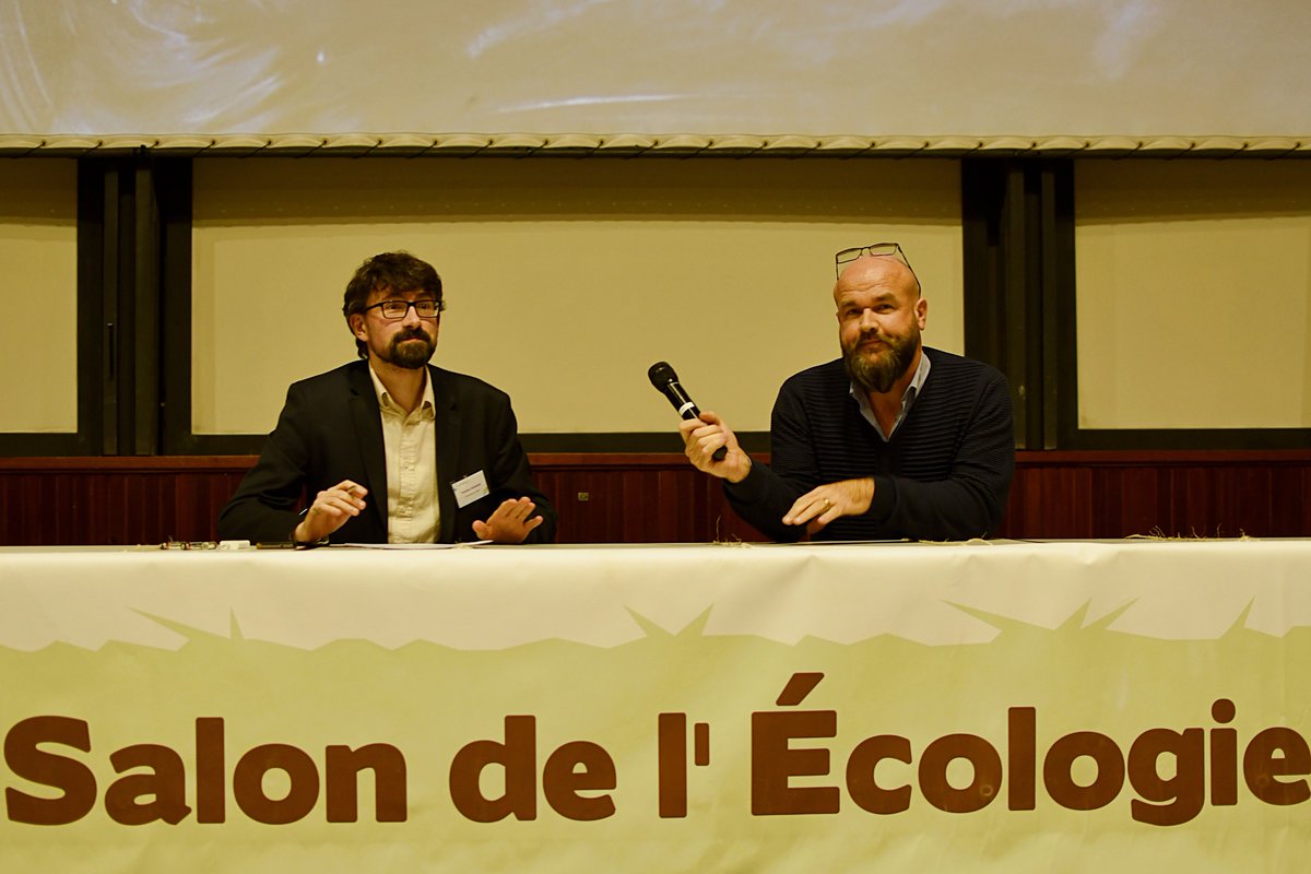 Salon_AdNatura's tweet photo. L'#apipuncture : soigner avec du venin d'abeille c'est possible! Jean-Baptiste Thouroude (docteur et #Apipuncteur) nous en parle ce soir durant notre #débat. https://t.co/jO5hLLLK5m