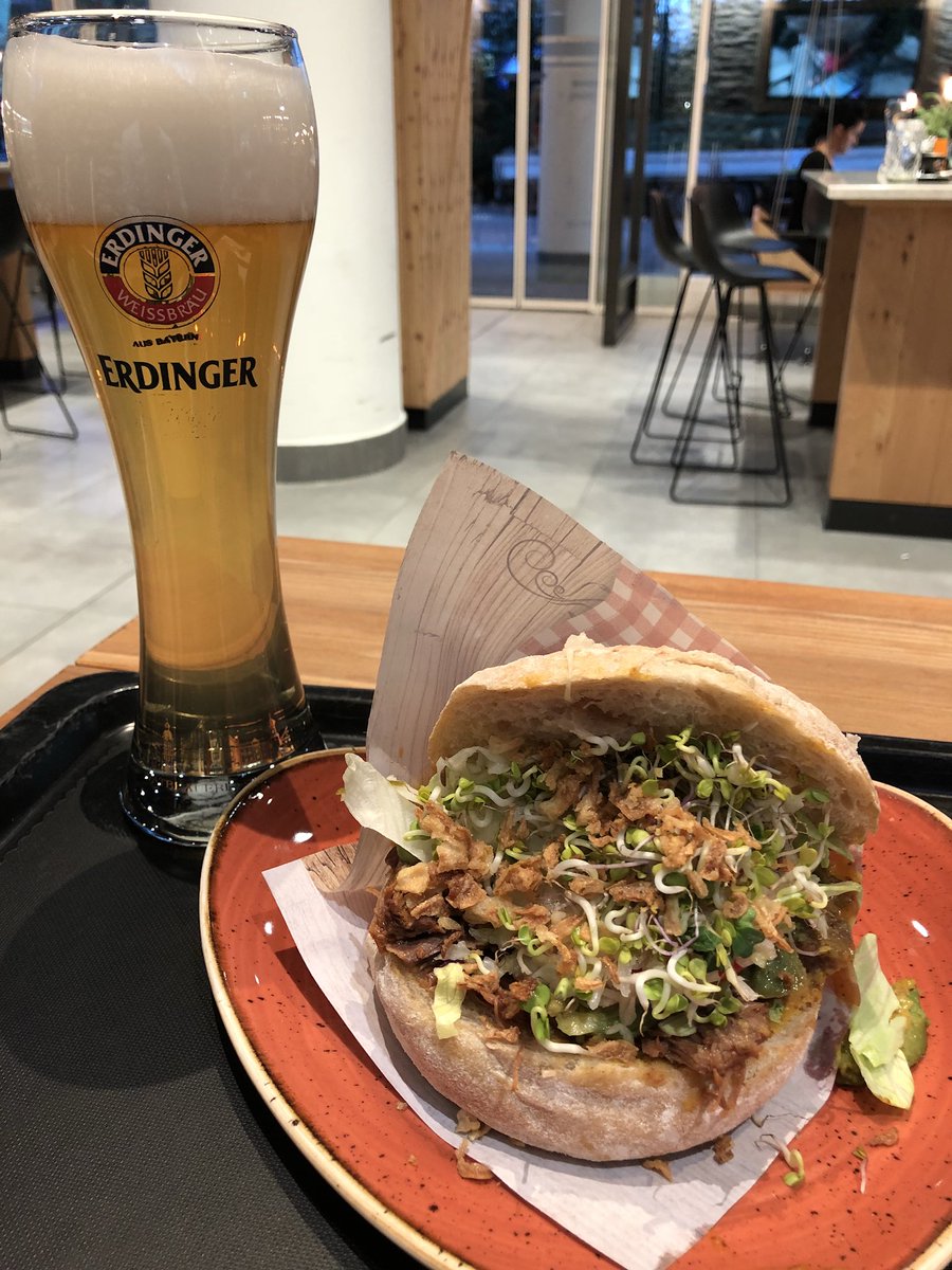 FormelyKnownAsN's tweet photo. #PulledBeefBurger @MUC_Airport ...schmeckt so gut wie‘s aussieht. https://t.co/5qAiwDVtrW