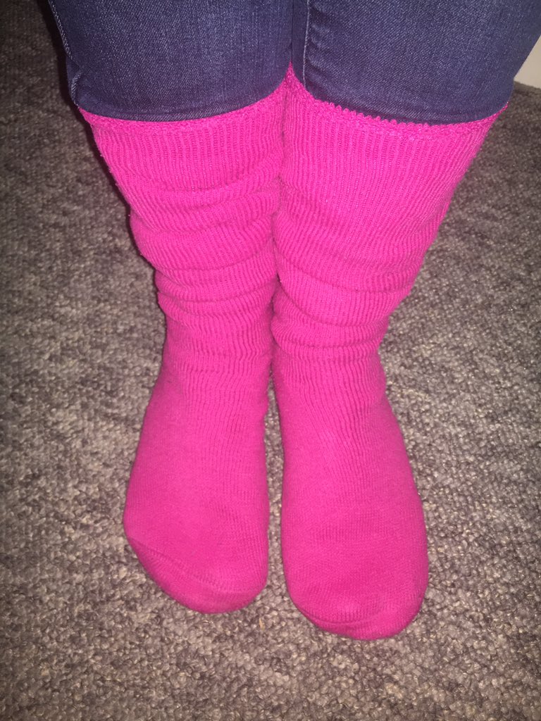 carrieonhappy1's tweet photo. @Hopenlesmyth ...wore pink socks to work - hid them under boots but chuckled to myself all day...does that count? #abitsad #butmademechuckle ๐ณ๐๐ https://t.co/7yO97FICTo