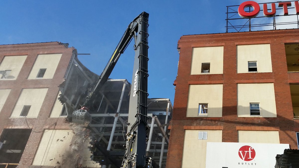 69NewsBusiness's tweet image. Developers pick up pace of VF Outlet building's demolition. WFMZ.com/653782683