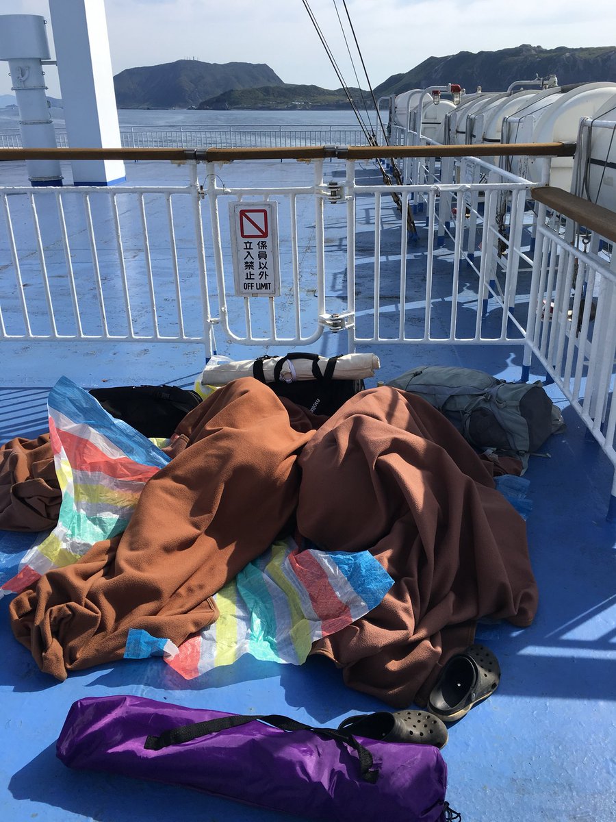 hty0831's tweet photo. 今年のGWそういや神津島行った
綺麗だし楽しかった！また行きたい
場面で決まったからフェリーの座席満���で取れなくて乗船券のみで行ったから甲板で死ぬかと思ったwww
#神津島
#マイメン
#来年はどこいこう
#綺麗
#フェリーで7時間
#行きの船で
#凍え死ぬかと思った https://t.co/1551vUPmkK