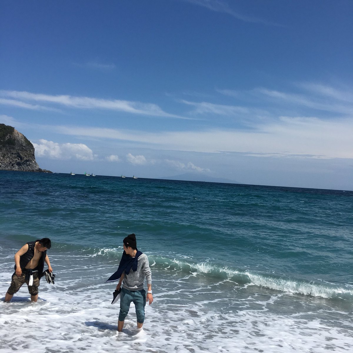 hty0831's tweet photo. 今年のGWそういや神津島行った
綺麗だし楽しかった！また行きたい
場面で決まったからフェリーの座席満���で取れなくて乗船券のみで行ったから甲板で死ぬかと思ったwww
#神津島
#マイメン
#来年はどこいこう
#綺麗
#フェリーで7時間
#行きの船で
#凍え死ぬかと思った https://t.co/1551vUPmkK