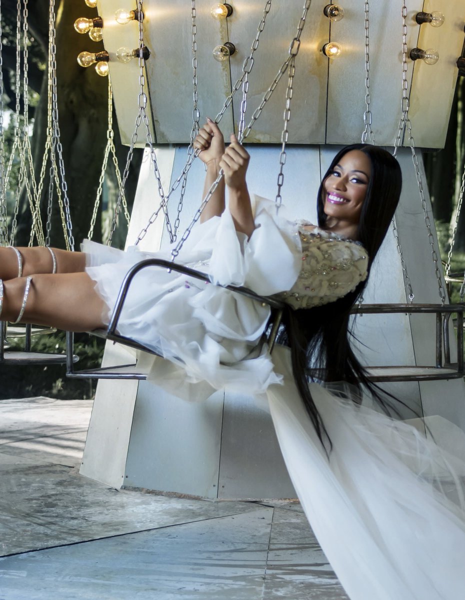 Swtchlikefagz's tweet photo. Nicki Minaj for H&amp;M. 🧚🏽‍♀️ https://t.co/7CXsmqVGQ1