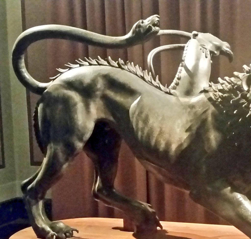 MAF_Firenze's tweet photo. La Chimera di Arezzo è rappresentata nel momento in cui si sta scontrando con Bellerofonte: è ferita, la testa di capra è morente https://t.co/D9fFcDFKHE
