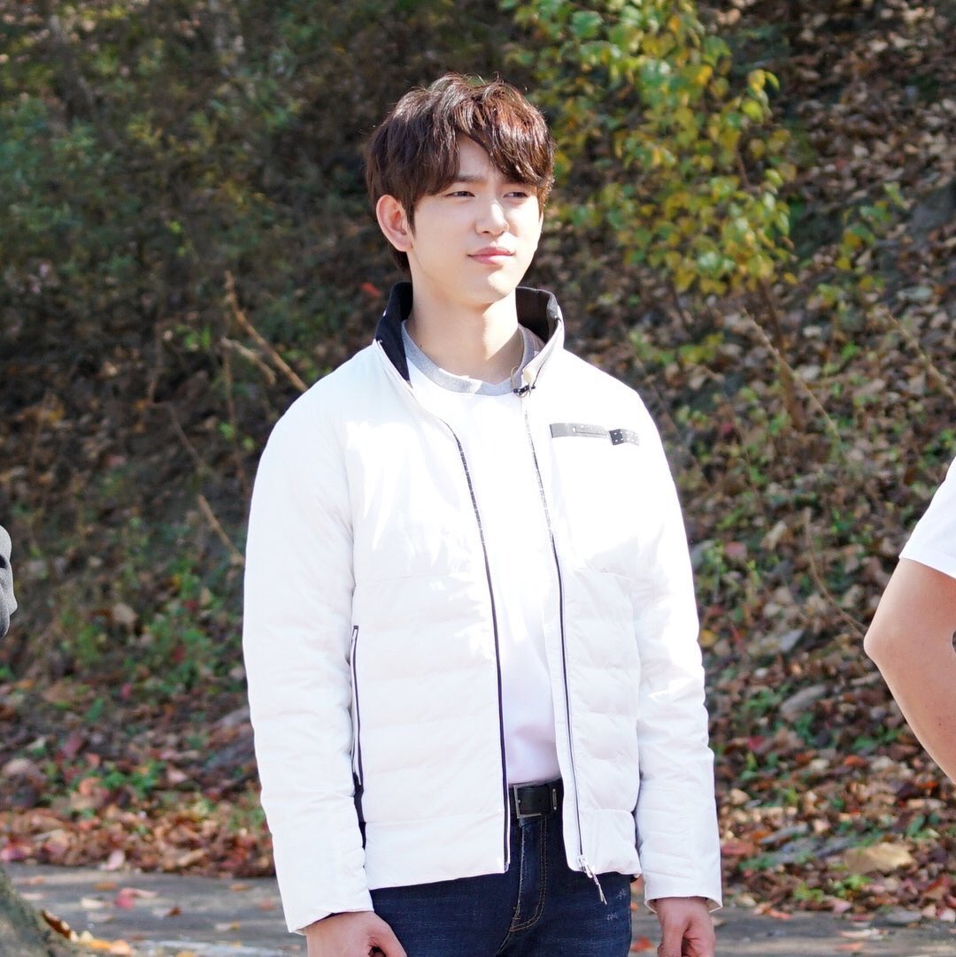 waakkkk's tweet photo. กลายเป็นรุ่นพี่จินยองคนชิคของน้อง เอ็นดูเว่อร์ ฮยอนจินพี่เห็นอนาคตหนูเลยลูก หน้าหล่อสไตล์ลุงร้า���น้ำชา น้องเริ่มใส่เสื้อเข้าในกางเกงเมื่อไหร่ ฟคระวังเลยนะคะ #straykids #withgot7 https://t.co/3FjuLaAw10
