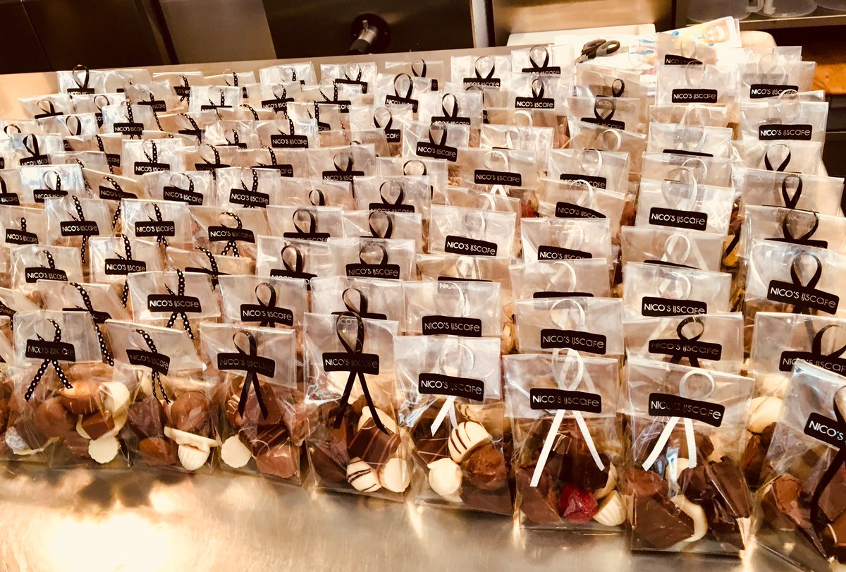 Leuke kadotip👍🏻 zakje heerlijke bonbons! Ook voor grotere bestellingen #bonbons #schijndel #glazenboerderij