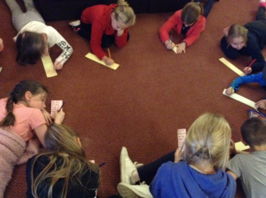 StAgnesY5's tweet photo. Creating prayers with @ymteam #StepBackRetreat2017 ππΌ https://t.co/WUWYj9YKvZ