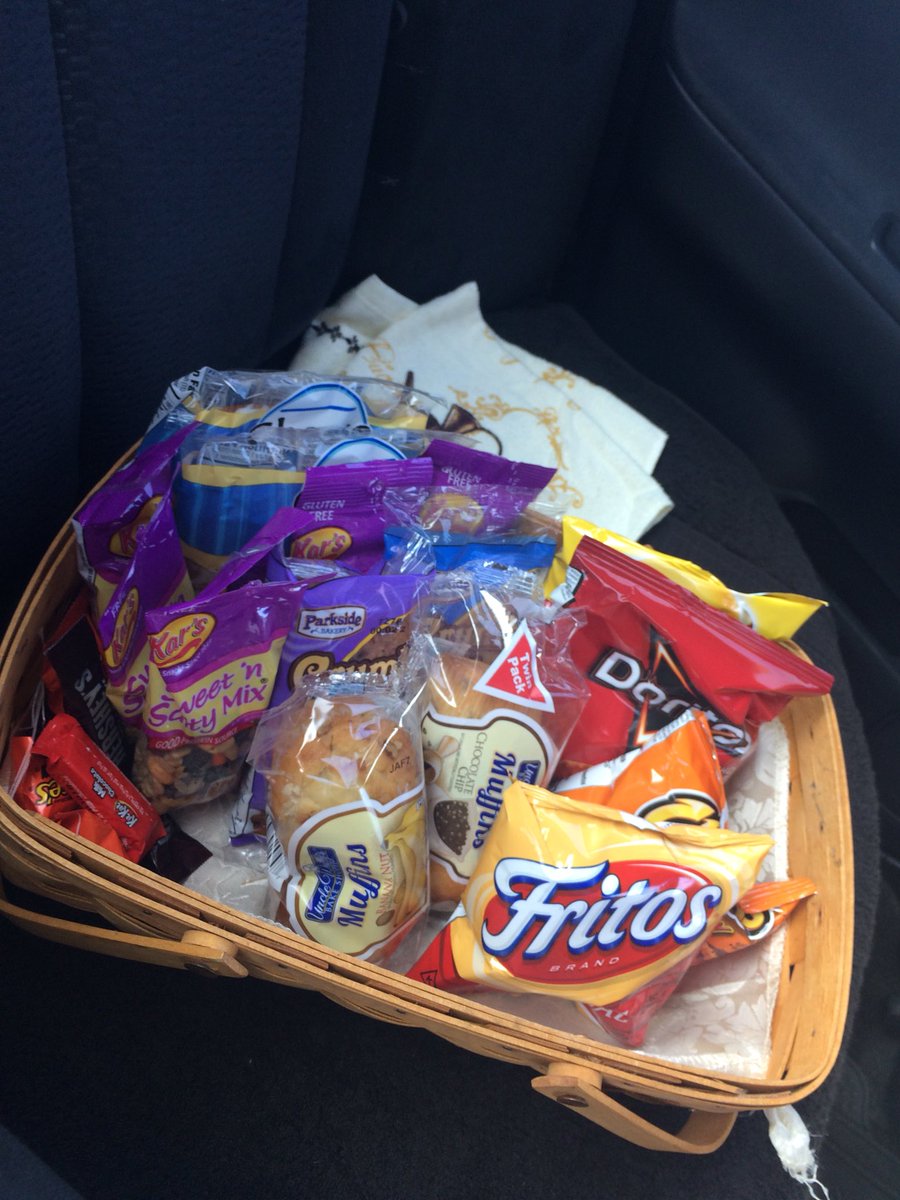 repealtheblues's tweet image. I️ told my lyft driver all about my horrible morning and all he said was “honey the snacks are free” and handed me this. 💓 #fivestars #goodtip