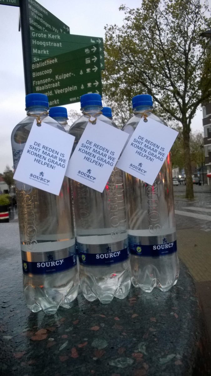 In #Vlaardingen zitten er sporen van E.coli in het leidingwater > Sourcy deelt er gratis literflessen water uit. 👍🏻