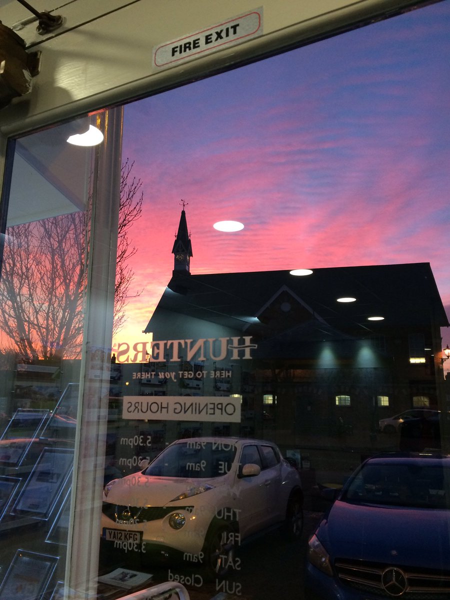 EasingwoldLets's tweet photo. Amazing sky in Easingwold tonight 🌅 #sunset #easingwold #hunters #redskyatnight https://t.co/O14Naqdkhl
