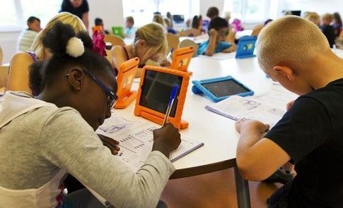 wef's tweet photo. Students learn better from books than screens, according to a new study https://t.co/nzyBKOfQAi #technology #education https://t.co/Pzo3AebLPs