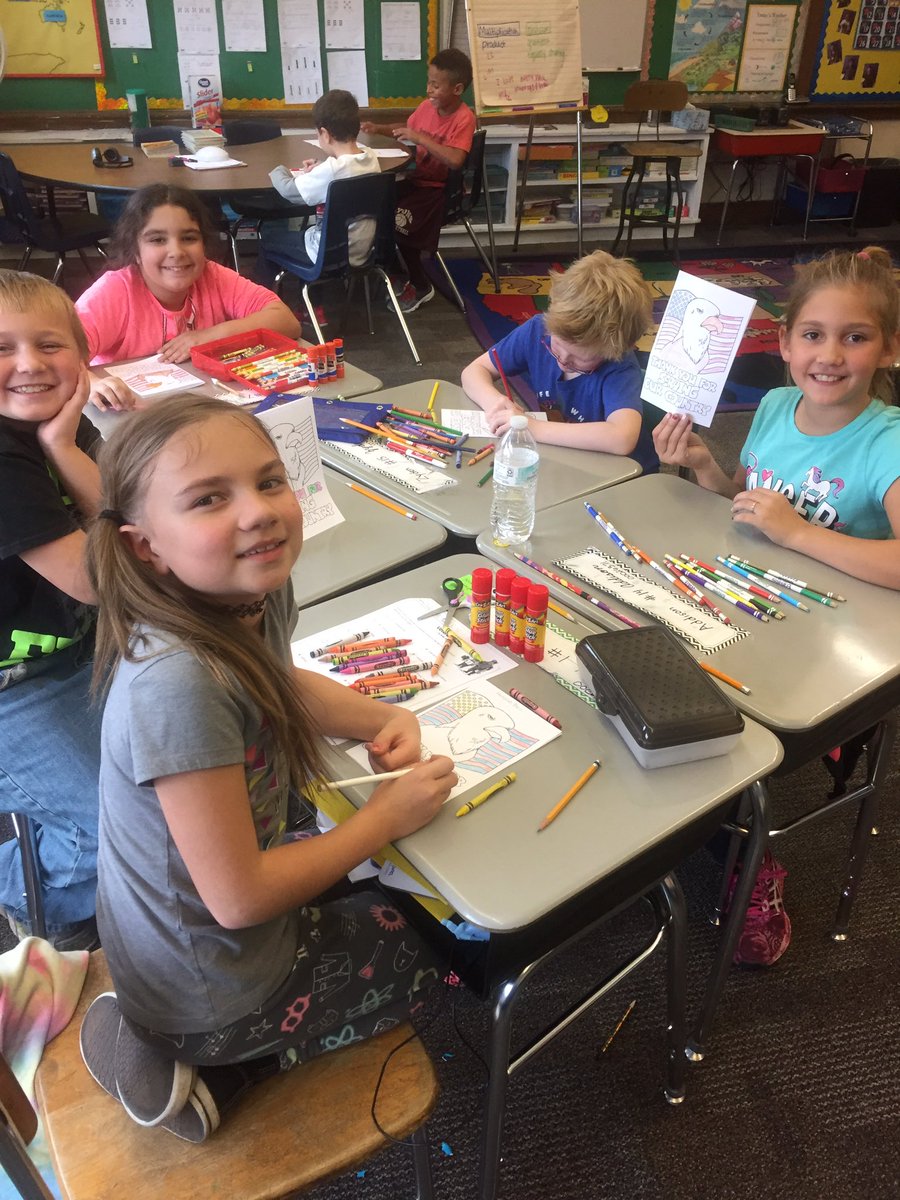 Lyons3rdGrade's tweet photo. Mrs. Place's class making Veterans Day cards. #thankaveteran https://t.co/SXDP6y8xLd