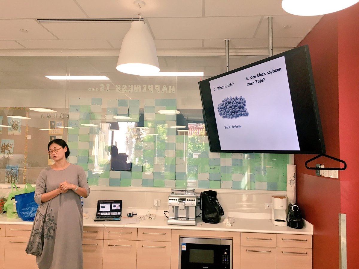 serzinclioglu's tweet photo. Parents teaching our #1stGraders all about #tofu in our #learningkitchen. #hostcountry #china #pdesrocks #saspudong #saschina https://t.co/4b6Gg8namI